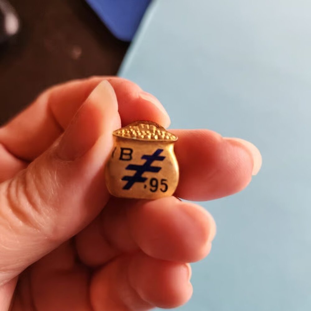 1895 GOLD FILLED & ENAMEL BOSTON MA BEAN POT LAPEL BUTTON . Estate Piece